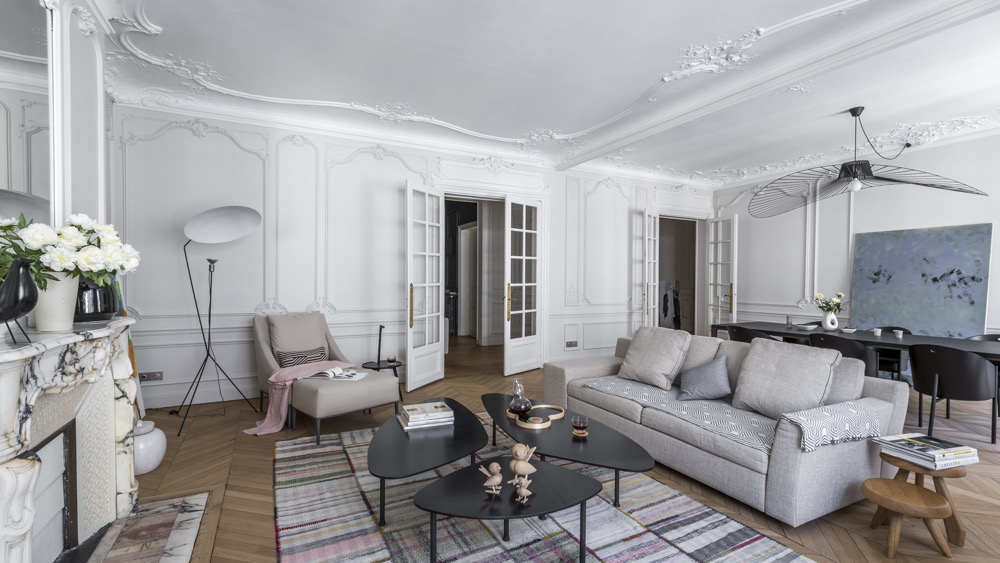 UN APPARTEMENT HAUSSMANNIEN HABITÉ PAR L'ART